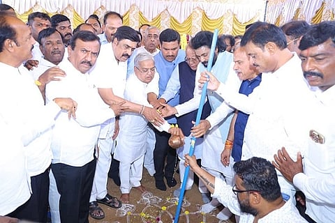  ಎಲ್ಲ ರಸಗೊಬ್ಬರಗಳಿಗೂ ಎ-ï‌ಒಎಲ್ ನೀಡುವುದು ಸೇರಿ ವಿವಿಧ ಬೇಡಿಕೆ ಈಡೇರಿಕೆಗಾಗಿ ಸೀq್ಸï, ಕೆಮಿಕಲ್ಸ್ -Àರ್ಟಿಲೈಜರ್ಸ್ ಮತ್ತು ಪೆಸ್ಟಿಸೈq್ಸï ಮಾರಾಟಗಾರರ ಸಂಘದ ಸದಸ್ಯರು ಚಿತ್ರದುರ್ಗದಲ್ಲಿ ಸೋಮವಾರ ಪ್ರತಿಭಟನೆ ನಡೆಸಿದರು. ಎ.ಎನ್.ಚಂದ್ರಶೇಖರಪ್ಪ, ಸುದರ್ಶನ್ ರೆಡ್ಡಿ, ರಘು, ಉದಯ್‌ಶೆಟ್ಟಿ, ರವಿ ನಾಯ್ಡು, ರವಿಕುಮಾರ್ ಇತರರಿದ್ದರು.