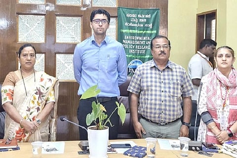ಚಿತ್ರದುರ್ಗದಲ್ಲಿ ಗುರುವಾರ ಆಯೋಜಿಸಿದ್ದ ರಾಜ್ಯ ಹವಾಮಾನ ಬದಲಾವಣೆ ಕ್ರಿಯಾ ಯೋಜನೆ ಜಿಲ್ಲಾ ಮಟ್ಟದ ತರಬೇತಿ ಕಾರ್ಯಾಗಾರದಲ್ಲಿ ಜಿಪಂ ಸಿಇಒ ಡಾ.ಎಸ್. ಆಕಾಶ್, ಸಿ.ಎಸ್.ಗಾಯತ್ರಿ, ಜಯಲಕ್ಷಿ÷್ಮÃ, ಡಾ. ಪವಿತ್ರಾ ಪಿ. ನಾಯಕ್, ತೇಜುಕುಮಾರ್ ಇತರರು ಇದ್ದರು.