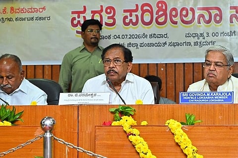 ಚಿತ್ರದುರ್ಗದಲ್ಲಿ ಶನಿವಾರ ಡಿಸಿಎಂ ಡಾ.ಜಿ. ಪರಮೇಶ್ವರ್ ಅವರು ಪ್ರಗತಿ ಪರಿಶೀಲನೆ ನಡೆಸಿದರು. ಸಂಸದ ಗೋವಿಂದ ಎಂ. ಕಾರಜೋಳ, ಶಾಸಕರು, ವಿಧಾನ ಪರಿಷತ್ ಸದಸ್ಯರು, ನಿಗಮ, ಮಂಡಳಿ ಅಧ್ಯಕ್ಷರು, ಅಽಕಾರಿಗಳು ಇದ್ದರು.