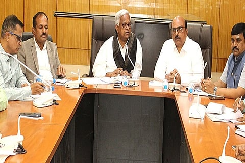 ಕನ್ನಡ ಅಭಿವೃದ್ಧಿ ಪ್ರಾಽಕಾರದ ಅಧ್ಯಕ್ಷ ಡಾ.ಪುರುಷೋತ್ತಮ ಬಿಳಿಮಲೆ ಅವರ ಅಧ್ಯಕ್ಷತೆ ಚಿತ್ರದುರ್ಗದದಲ್ಲಿ ವಿವಿಧ ಇಲಾಖೆಗಳಲ್ಲಿ ಕನ್ನಡ ಅನುಷ್ಠಾನ ಪ್ರಗತಿ ಪರಿಶೀಲನೆ ಜರುಗಿತು. ಡಿಸಿ ಟಿ.ವೆಂಕಟೇಶ್,ಡಾ.ಸAತೋಷ ಹಾನಗಲ್ಲ ಇತರರು ಇದ್ದರು.