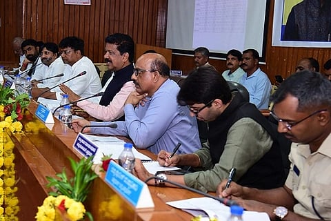ಚಿತ್ರದುರ್ಗದಲ್ಲಿ ಮಂಗಳವಾರ ಜರುಗಿದ ಜಿಲ್ಲಾ ಪ್ರಕೃತಿ ವಿಕೋಪ ನಿರ್ವಹಣೆ ಪ್ರಗತಿ ಪರಿಶೀಲನಾ ಸಭೆಯಲ್ಲಿ ಸಚಿವ ಟಿ.ರಘುಮೂರ್ತಿ,ಬಿ.ಜಿ.ಗೋವಿಂದಪ್ಪ,ಕೆ.ಸಿ.ವೀರೇAದ್ರಪಪ್ಪಿ,ಪಿ.ರಘು,ಡಾ.ಯೋಗಿಶ್‌ಬಾಬು,ಆರ್.ಶಿವಣ್ಣ ಮತ್ತಿತರರು ಇದ್ದರು.