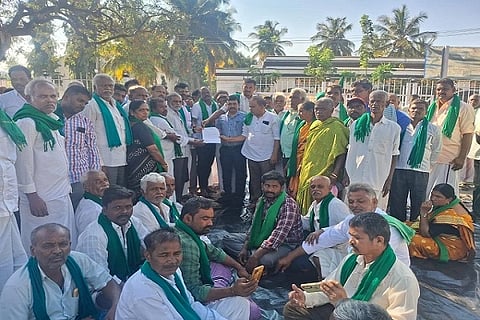  ಮೆಕ್ಕೆಜೋಳ ಖರೀದಿ ಕೇಂದ್ರಗಳ ಸ್ಥಾಪನೆ ಸೇರಿ ಬೇಡಿಕೆಗಳ ಈಡೇರಿಕೆಗೆ ಆಗ್ರಹಿಸಿ ಚಿತ್ರದುರ್ಗದಲ್ಲಿ ಬುಧವಾರ ರೈತರು ಪ್ರತಿಭಟನೆ ನಡೆಸಿ ಎಡಿಸಿ ಬಿ.ಟಿ. ಕುಮಾರಸ್ವಾಮಿ ಅವರಿಗೆ ಮನವಿ ಸಲ್ಲಿಸಿದರು. ಈಚಘಟ್ಟದ ಸಿದ್ದವೀರಪ್ಪ, ಕೆ.ಟಿ. ಸ್ವಾಮಿ, ಸಿದ್ದರಾಮಣ್ಣ, ಅರಳಿಕೆರೆ ತಿಪ್ಪೇಸ್ವಾಮಿ, ಲೋಕೇಶ, ಸಣ್ಣತಿಮ್ಮಪ್ಪ, ಚಿತ್ತಪ್ಪ, ನಿರಂಜನ್, ಎಂ.ಎಸ್. ಸಿದ್ದಯ್ಯ ಇತರರು ಇದ್ದರು.