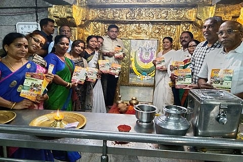 ಚಿತ್ರದುರ್ಗದಲ್ಲಿ ಆಯೋಜಿಸಲಿರುವ ಮೇಳದ ಯಶಸ್ಸಿಗೆ ಪ್ರಾರ್ಥಿಸಿ ನಗರದ ಉಚ್ಚಂಗಿ ಯಲ್ಲಮ್ಮ ದೇವಾಲಯದಲ್ಲಿ ಶುಕ್ರವಾರ ಮೇಳದ ಸಂಘಟಕರು ವಿಶೇಷ ಪೂಜೆ ಸಲ್ಲಿಸಿದರು. ಎಂಎಲ್‌ಸಿ ಕೆ.ಎಸ್.ನವೀನ್,ಸೌಭಾಗ್ಯ ಬಸವರಾಜನ್,ರವೀಂದ್ರ ಇತರರು ಇದ್ದರು.