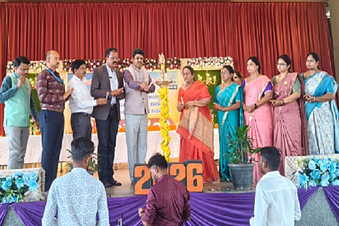  ಚಿತ್ರದುರ್ಗದ ಎಸ್‌ಆರ್‌ಎಸ್ ಶಿಕ್ಷಣ ಮಹಾವಿದ್ಯಾಲಯದಲ್ಲಿ ಮಂಗಳವಾರ ಆಯೋಜಿಸಿದ್ದ ಸ್ನೇಹಾನೂಭೂತಿ ಸಮಾರಂಭದಲ್ಲಿ ಸುಜಾತಾ ಲಿಂಗಾರೆಡ್ಡಿ, ಡಾ. ಅರವಿಂದ ಡಿ. ಕರಿಬಸವನಗೌಡ, ಡಾ.ಟಿ.ಎಸ್. ರವಿ, ಡಾ.ಬಿ. ಹನುಮಂತಪ್ಪ ಮೊದಲಾದ ಗಣ್ಯರು ಇದ್ದರು.