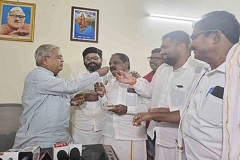 ಬಿಜೆಪಿ ಸಂಸದ ಗೋವಿಂದ ಎಂ.ಕಾರಜೋಳ ಅವರು ಚಿತ್ರದುರ್ಗದ ತಮ್ಮ ನಿವಾಸದಲ್ಲಿ ಶುಕ್ರವಾರ ಬಿಹಾರ ವಿಧಾನಸಭಾ ಚುನಾ ವಣೆ ಗೆಲುವಿನ ಹಿನ್ನೆಲೆ ಸಿಹಿ ಹಂಚಿ ಸಂಭ್ರಮಿಸಿದರು. ಬಿಜೆಪಿ ಜಿಲ್ಲಾಧ್ಯಕ್ಷ ಕೆ.ಟಿ.ಕುಮಾರಸ್ವಾಮಿ,ಸಂಪತ್‌ಕುಮಾರ್,ರವೀAದ್ರಪ್ಪ ಇತರರು ಇದ್ದರು.