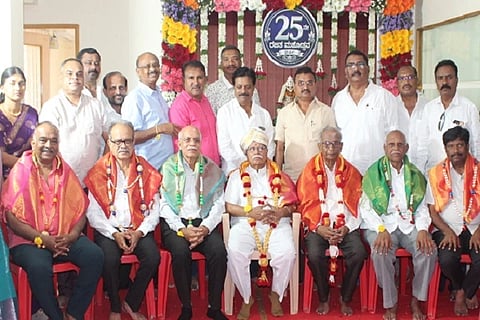  ಚಿತ್ರದುರ್ಗದಲ್ಲಿ ಸೋಮವಾರ ಆಯೋಜಿಸಿದ್ದ ವೀರಶೈವ ಅರ್ಬನ್ ಕೋ ಆಪರೇಟಿವ್ ಸೊಸೈಟಿ ರಜತ ಮಹೋತ್ಸವ ಸಮಾರಂಭದಲ್ಲಿ ಜೆ.ಎಂ.ಜಯಕುಮಾರ್ ಸೇರಿ ನಾನಾ ಸಹಕಾರಿಗಳನ್ನು ಗೌರವಿಸಲಾಯಿತು. ಪಟೇಲ್ ಶಿವಕುಮಾರ್, ಸಿ. ಚಂದ್ರಪ್ಪ, ಸುರೇಶ್ ಸಿದ್ದಾಪುರ ಮತ್ತಿತರ ಸೊಸೈಟಿ ನಿರ್ದೇಶಕರು, ಅಽಕಾರಿ, ಸಿಬ್ಬಂದಿ ಇದ್ದರು.
