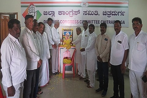  ಚಿತ್ರದುರ್ಗದ ಜಿಲ್ಲಾ ಕಾಂಗ್ರೆಸ್ ಕಚೇರಿಯಲ್ಲಿ ಭಾನುವಾರ ಡಾ.ಬಾಬು ಜಗಜೀವನರಾಂ ಅವರ ಜನ್ಮ ದಿನಾಚರಣೆಯಲ್ಲಿ ಮೆಹಬೂಬ್ ಪಾಷ, ಎಂ.ಕೆ.ತಾಜ್‌ಪೀರ್, ಜಯಣ್ಣ, ಡಿ.ಎಸ್.ಸುದರ್ಶನ್, ಕೆ.ಪಿ.ಸಂಪತ್‌ಕುಮಾರ್, ಎಸ್.ಎನ್.ರವಿಕುಮಾರ್, ಕೆ.ಪಾಪಯ್ಯ, ಆರ್.ನರಸಿಂಹರಾಜು ಇತರರು ಇದ್ದರು.