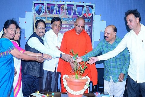 ಚಿತ್ರದುರ್ಗದಲ್ಲಿ ಶನಿವಾರ ಆಯೋಜಿಸಿದ್ದ ಅಂಕಣಕಾರರಾಗಲು ನಡೆಸುವ ಸಿದ್ಧತೆ ಕುರಿತ ಉಪನ್ಯಾಸ ಹಾಗೂ ಸಂವಾದ ಕಾರ್ಯಕ್ರಮವನ್ನು ಶ್ರೀ ಬಸವಮೂರ್ತಿ ಮಾದಾರ ಚನ್ನಯ್ಯ ಸ್ವಾಮೀಜಿ ಉದ್ಘಾಟಿಸಿದರು. ಎ.ಆರ್. ಮಣಿಕಂಠ, ಕೆ.ಎಂ. ವೀರೇಶ್, ದಯಾ ಪುತ್ತೂರ್ಕರ್, ಶಾರದಾ ಜೈರಾಮ್, ಬಿ.ಕೆ. ರಹಮತ್‌ಉಲ್ಲಾ, ಸತೀಶ್‌ಕುಮಾರ್, ಜಯದೇವ ಮೂರ್ತಿ ಇತರರು ಇದ್ದರು.
