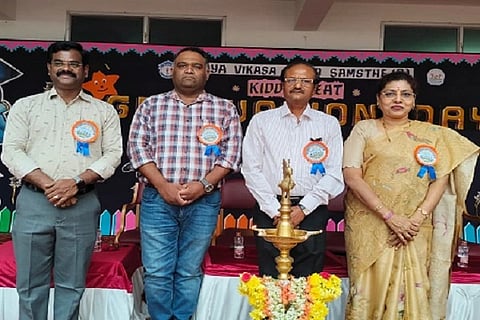  ಚಿತ್ರದುರ್ಗದ ವಿದ್ಯಾವಿಕಾಸ ವಿದ್ಯಾಸಂಸ್ಥೆಯಲ್ಲಿ ಸೋಮವಾರ ಆಯೋಜಿಸಿದ್ದ ಕಿಡ್ಡಿ ಫೀಟ್ ಕಾರ್ಯಕ್ರಮದಲ್ಲಿ ಬಿ. ವಿಜಯಕುಮಾರ್, ಡಾ.ಪೃಥ್ವೀಶ್, ಎನ್.ಜಿ. ತಿಪ್ಪೇಸ್ವಾಮಿ, ಸುನೀತಾ ವಿಜಯಕುಮಾರ್ ಇದ್ದರು.
