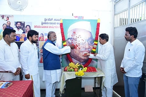  ಚಿತ್ರದುರ್ಗ ತಾಲೂಕಿನ ಸೀಬಾರದಲ್ಲಿ ಭಾನುವಾರ ಏರ್ಪಡಿಸಿದ್ದ ಡಾ.ಬಾಬು ಜಗಜೀವನರಾಂ ಅವರ ಜನ್ಮ ದಿನಾಚರಣೆಯಲ್ಲಿ ಎಚ್.ಆಂಜನೇಯ, ಬಿ.ಎನ್.ಚಂದ್ರಪ್ಪ, ಅನಿಲ್‌ಕೋಟಿ, ಚೇತನ್ ಬೋರೇಹಳ್ಳಿ ಇದ್ದರು.
