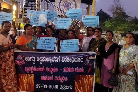  ಟ್ರಾನ್ಸ್ಜೆAಡರ್ ತಿದ್ದುಪಡಿ ಮಸೂದೆ ಹಿಂತೆಗೆತಕ್ಕೆ ಕೇಂದ್ರ ಸರ್ಕಾರವನ್ನು ಒತ್ತಾಯಿಸಿ ಚಿತ್ರದುರ್ಗದ ಡಾ.ಬಿ.ಆರ್. ಅಂಬೇಡ್ಕರ್ ಪ್ರತಿಮೆ ಬಳಿ ಲಿಂಗತ್ವ ಅಲ್ಪಸಂಖ್ಯಾತರು ಪ್ರತಿಭಟಿಸಿದರು. ಸೂರ್ತಿ, ಡಾ. ಅರುಧಂತಿ, ಚಂದ್ರಮ್ಮ, ಆವಂತಿಕ, ಅಲೈಕಾ ಮೊದಲಾದವರು ಇದ್ದರು.