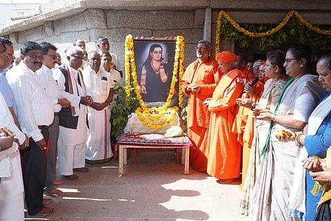 ಚಿತ್ರದುರ್ಗದ ಮುರುಘಾಮಠದಲ್ಲಿ ಗುರುವಾರ ಆಯೋಜಿಸಿದ್ದ ಅಕ್ಕಮಹಾದೇವಿ ಜಯಂತ್ಯುತ್ಸವದಲ್ಲಿ ಡಾ. ಬಸವಕುಮಾರ ಸ್ವಾಮೀಜಿ, ಬಸವ ಮುರುಘೇಂದ್ರ ಸ್ವಾಮೀಜಿ, ಶ್ರೀ ಮೋಕ್ಷಪತಿ ಸ್ವಾಮೀಜಿ, ಡಾ.ಟಿ. ಗಾಯತ್ರಿ ಇತರರು ಇದ್ದರು.