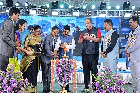 ಚಿತ್ರದುರ್ಗದ ವಿದ್ಯಾವಿಕಾಸ ವಿದ್ಯಾಸಂಸ್ಥೆಯ ಶಾಲಾ ವಾರ್ಷಿಕೋತ್ಸವವನ್ನು ಬಿ.ಟಿ. ಕುಮಾರಸ್ವಾಮಿ ಉದ್ಘಾಟಿಸಿದರು. ಮಹೇಶ್ ಮಾಸಾಲ್, ಬಿ. ವಿಜಯಕುಮಾರ್, ಸುನೀತಾ ವಿಜಯಕುಮಾರ್, ಎಸ್.ಎಂ. ಪೃಥ್ವೀಶ, ಪಿ. ಬಸವರಾಜಯ್ಯ ಇತರರಿದ್ದರು.