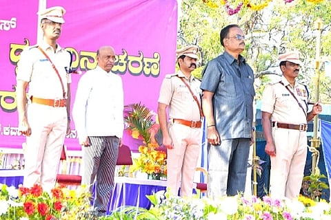  ಚಿತ್ರದುರ್ಗದಲ್ಲಿ ಗುರುವಾರ ಆಯೋಜಿಸಿದ್ದ ಪೊಲೀಸ್ ಧ್ವಜ ಹಾಗೂ ಕಲ್ಯಾಣ ದಿನಾಚರಣೆಯಲ್ಲಿ ನಿವೃತ್ತ ಪಿಎಸ್‌ಐ ಎಲ್.ಆರ್. ಬಸವರಾಜ್, ಪ್ರಧಾನ ಜಿಲ್ಲಾ ಮತ್ತು ಸತ್ರ ನ್ಯಾಯಾಽÃಶ ರೋಣ್ ವಾಸುದೇವ, ರಂಜಿತ್‌ಕುಮಾರ್ ಬಂಡಾರು, ಡಾ.ಆರ್. ಶಿವಕುಮಾರ್, ಪಾಪಣ್ಣ ಇದ್ದರು.