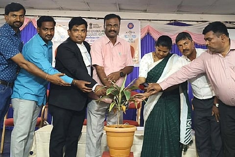  ಚಿತ್ರದುರ್ಗದಲ್ಲಿ ಶುಕ್ರವಾರ ವಿಶ್ವ ಸಾಮಾಜಿಕ ನ್ಯಾಯದ ದಿನದ ಅಂಗವಾಗಿ ಆಯೋಜಿಸಿದ್ದ ಕಾರ್ಯಕ್ರಮದಲ್ಲಿ ಡಾ.ಜೆ. ಕರಿಯಪ್ಪ ಮಾಳಿಗೆ, ಎ. ಇಸ್ಮಾಯಿಲ್ ಜಬೀವುಲ್ಲಾ, ಬಿ.ಕೆ. ಬಸವರಾಜ್, ಜಿ.ಪಿ.ಭರತ್ ಇತರರು ಇದ್ದರು.