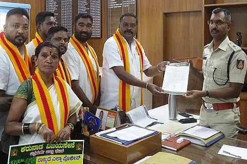 ಚಿಕ್ಕಜಾಜೂರು ಠಾಣೆಯ ಪಿಎಸ್‌ಐ ನೇತ್ರಾವತಿ ಅಮಾನತಿಗೆ ಆಗ್ರಹಿಸಿ ಎಸ್ಪಿ ರಂಜಿತ್‌ಕುಮಾರ್ ಬಂಡಾರು ಅವರಿಗೆ ಚಿತ್ರದುರ್ಗದಲ್ಲಿ ಬುಧವಾರ ಕರುನಾಡ ವಿಜಯಸೇನೆ ಕಾರ್ಯಕರ್ತರು ಮನವಿ ಸಲ್ಲಿಸಿದರು. ಕೆ.ಟಿ.ಶಿವಕುಮಾರ್, ವೀಣಾ ಗೌರಣ್ಣ, ಗೋಪಿನಾಥ್ ಇತರರಿದ್ದರು.
