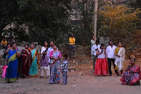 ಯುಗಾದಿ ಹಬ್ಬದ ಅಂಗವಾಗಿ ಚಿತ್ರದುರ್ಗದಲ್ಲಿ ಶುಕ್ರವಾರ ಚಂದ್ರದರ್ಶನಕ್ಕೆ ಮುಂದಾದ ನಾಗರಿಕರು.