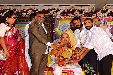  ಚಿತ್ರದುರ್ಗದಲ್ಲಿ ಗುರುವಾರ ನಡೆದ ಸಂತ ಸೇವಾಲಾಲ್ ಮಹಾರಾಜರ ಜಯಂತ್ಯುತ್ಸವದಲ್ಲಿ ಗೋವಿಂದ ಎಂ. ಕಾರಜೋಳ ಅವರನ್ನು ಸನ್ಮಾನಿಸಲಾಯಿತು. ಎಂ.ಸತೀಶ್‌ಕುಮಾರ್, ಹರೀಶ್‌ನಾಯ್ಕ್, ಗಿರೀಶ್, ಚಂದನಾಯ್ಕ್, ಪಿ.ಅಂಬಿಕಾ, ತುಳಸಿ ರಮೇಶ್, ನಿರ್ಮಲಾ ಇತರರಿದ್ದರು.