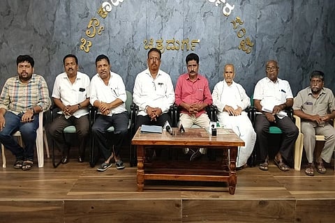 ಜಿಲ್ಲಾ ದಸ್ತಾವೇಜು ಬರಹಗಾರರ ಸಂಘದಿAದ ಈಚೆಗೆ ಚಿತ್ರದುರ್ಗದಲ್ಲಿ ಆಯೋಜಿಸಿದ್ದ ಪತ್ರಿಕಾಗೋಷ್ಠಿಯಲ್ಲಿ ಅಶ್ವಕ್‌ಆಹ್ಮದ್, ರುದ್ರಸ್ವಾಮಿ,ಗೋವಿಂದ ಮೂರ್ತಿ,ಕೆಂಚಪ್ಪ,ದಯಾನAದ,ಚAದ್ರಪ್ಪ,ಮAಜುನಾಥ್ ಇತರರು ಇದ್ದರು.