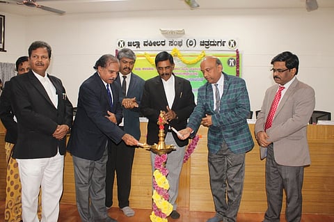 ಚಿತ್ರದುರ್ಗದಲ್ಲಿ ಸೋಮವಾರ ಏರ್ಪಡಿಸಿದ್ದ ಕಾನೂನು ಅರಿವು ನೆರವು ಕರ‍್ಯಕ್ರಮವನ್ನು ಪ್ರಧಾನ ಜಿಲ್ಲಾ ಮತ್ತು ಸತ್ರ ನ್ಯಾಯಾಽÃಶ ರೋಣ್‌ವಾಸುದೇವ ಉದ್ಘಾಟಿಸಿದರು. ಜಿಲ್ಲಾ ವಕೀಲರ ಸಂಘದ ಅಧ್ಯಕ್ಷ ಎಚ್.ಮಹೇಶ್ವರ ಪ್ಪ,ಉಪಾಧ್ಯಕ್ಷೆ ಕೆ.ಎಸ್.ಸಾವಿತ್ರಮ್ಮ,ಪ್ರಧಾನ ಕರ‍್ಯದರ್ಶಿ ಎಚ್.ಒ.ಜಗದೀಶ್ ಗುಂಡೇರಿ ಹಾಗೂ ನ್ಯಾಯಾಽÃಶರು ಇದ್ದರು. 
