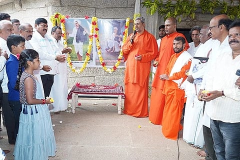 ಚಿತ್ರದುರ್ಗ ಮುರುಘಾಮಠದಲ್ಲಿ ಶನಿವಾರ ಶಿವಶರಣರಾದ ತುರುಗಾಹಿ ರಾಮಣ್ಣ ಹಾಗೂ ಕುರುಬ(ವೀರ)ಗೊಲ್ಲಾಳೇಶ್ವರ ಜಯಂತ್ಯುತ್ಸವದಲ್ಲಿ ಡಾ. ಬಸವಕುಮಾರ ಸ್ವಾಮೀಜಿ, ಡಾ. ಬಸವಪ್ರಭು ಸ್ವಾಮೀಜಿ, ಬಿ.ಟಿ. ಜಗದೀಶ್, ರಮೇಶ್, ಕಣಿವೆಮಾರಮ್ಮ ತಿಪ್ಪೇಸ್ವಾಮಿ, ಜಾಲಿಕಟ್ಟೆ ಓಂಕಾರಪ್ಪ ಇತರರು ಇದ್ದರು.