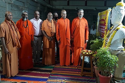 ಚಿತ್ರದುರ್ಗದಲ್ಲಿ ಭಾನುವಾರ ಶಿವರಾತ್ರಿ ಅಂಗವಾಗಿ ಏರ್ಪಡಿಸಿದ್ದ ಉಪನ್ಯಾಸ ಕಾರ್ಯಕ್ರಮದಲ್ಲಿ ಡಾ.ಬಸವಪ್ರಭು ಸ್ವಾಮೀಜಿ, ಡಾ. ಬಸವಕುಮಾರ ಸ್ವಾಮೀಜಿ, ಶ್ರೀ ತೇಜೋಮಯಾನಂದ ಸ್ವಾಮೀಜಿ, ಶ್ರೀ ಯತೀಶ್ವರಾನಂದ ಸ್ವಾಮೀಜಿ, ಶ್ರೀ ತಿಪ್ಪೇರುದ್ರ ಸ್ವಾಮೀಜಿ ಇತರರು ಇದ್ದರು.