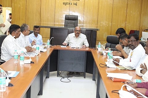 ಚಿತ್ರದುರ್ಗದಲ್ಲಿ ಮಂಗಳವಾರ ರಸಗೊಬ್ಬರ, ಬಿತ್ತನೆ ಬೀಜ ವಿತರಣೆ ಕುರಿತ ಜಿಲ್ಲಾ ಮಟ್ಟದ ಟಾಸ್ಕ್ ಪೋರ್ಸ್ ಸಭೆಯಲ್ಲಿ ಡಿಸಿ ಟಿ. ವೆಂಕಟೇಶ್, ಡಾ.ಕೆ.ಜೆ. ಕಾಂತರಾಜ್, ಬಿ. ಮಂಜುನಾಥ್, ಎಂ. ಬಾಬು, ಕೆ.ಎಸ್. ಶಿವಕುಮಾರ್ ಇತರರು ಇದ್ದರು.