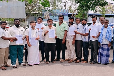 ಚಿತ್ರದುರ್ಗ ಜಿ¯್ಲÉಯ ಬಗ್ಗನಡು ಕೆರೆಯಿಂದ ರಾಷ್ಟಿçÃಯ ಹೆದ್ದಾರಿ-೪ರ ಸೇತುವೆ ನಿರ್ಮಾಣಕ್ಕೆ ಕೆರೆ ಮಣ್ಣು ಕೊಂಡೊಯ್ಯುವುದನ್ನು ತಡೆಯುವಂತೆ ಆಗ್ರಹಿಸಿ ಗ್ರಾಮಸ್ಥರು ಶನಿವಾರ ಪ್ರತಿಭಟನೆ ನಡೆಸಿ ಜಿಲ್ಲಾಡಳಿತಕ್ಕೆ ಮನವಿ ಸಲ್ಲಿಸಿದರು.