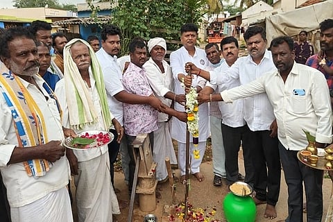 ಚಿತ್ರದುರ್ಗ ವಿಧಾನಸಭಾ ಕ್ಷೇತ್ರದ ಗೊಡಬನಾಳ್ ಗ್ರಾಮದಲ್ಲಿ ಕೆ.ಸಿ. ವೀರೇಂದ್ರಪಪ್ಪಿ ಶುದ್ಧ ಕುಡಿಯುವ ನೀರಿನ ಘಟಕ ನಿರ್ಮಾಣಕ್ಕೆ ಶುಕ್ರವಾರ ಭೂಮಿ ಪೂಜೆ ನೆರವೇರಿಸಿದರು. ಶಿವಣ್ಣ, ಸಂತೋಷ್, ಶಿವಮೂರ್ತಿ, ಜೈಶೀಲಾ ಇತರರಿದ್ದರು.