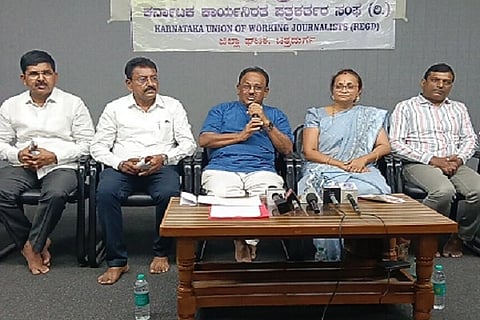 ಚಿತ್ರದುರ್ಗ ಜಿಲ್ಲೆಯಲ್ಲಿ ಜೋತಿರ್ಲಿಂಗ ದರ್ಶನ ಏರ್ಪಡಿಸಿರುವ ಕುರಿತಂತೆ ಶನಿವಾರ ನಗರದಲ್ಲಿ ಏರ್ಪಡಿಸಿದ್ದ ಪತ್ರಿಕಾಗೋಷ್ಠಿಯಲ್ಲಿ ಆರ್ಟ್ ಆಫ್ ಲಿವಿಂಗ್ ಸಂಸ್ಥೆಯ ಶ್ವೇತಾ ಲಮಾಣಿ, ಮಂಜುನಾಥ್, ಡಾ.ರವಿಚಂದ್ರ, ಮಲ್ಲಿಕಾರ್ಜುನ್, ಮಹಾಂತೇಶ್ ಇತರರಿದ್ದರು.