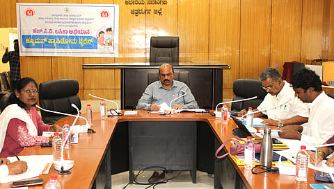  ಚಿತ್ರದುರ್ಗದಲ್ಲಿ ಶುಕ್ರವಾರ ಆಯೋಜಿಸಿದ್ದ ಜಿಲ್ಲಾಮಟ್ಟದ ಎಚ್‌ಪಿವಿ ಲಸಿಕಾ ಕಾರ್ಯಕ್ರಮ ಕಾರ್ಯಪಡೆ ಸಭೆಯಲ್ಲಿ ಡಿಸಿ ಟಿ. ವೆಂಕಟೇಶ್, ಡಾ.ಜಿ.ಪಿ. ರೇಣುಪ್ರಸಾದ್, ಜಯಲಕ್ಷಿ÷್ಮÃ, ವಿಜಯ್‌ಕುಮಾರ್ ಇತರರು ಇದ್ದರು.