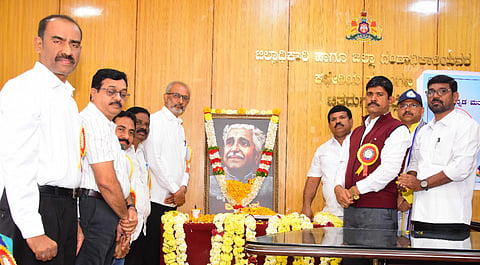 ಚಿತ್ರದುರ್ಗದಲ್ಲಿ ಸೋಮವಾರ ಏರ್ಪಡಿಸಿದ್ದ ವಿಶ್ವ ಮಾನವ ದಿನಾಚರಣೆಯಲ್ಲಿ ಎಸಿ ಮೆಹಬೂಬ್ ಜಿಲಾನಿ ಖುರೇಷಿ, ಡಾ.ಎಸ್. ಎನ್.ಹೇಮಂತರಾಜು, ಎಂ.ಕೆ.ತಾಜ್‌ಪೀರ್, ಆರ್.ಶಿವಣ್ಣ, ಡಿ.ಎನ್.ಮೈಲಾರಪ್ಪ, ನರಸಿಂಹಮೂರ್ತಿ, ಡಾ.ಬಿ.ಎಂ.ಗುರುನಾಥ್, ಡಾ. ಚಂದ್ರಕಾAತ್ ನಾಗಸಮುದ್ರ, ಡಿ.ಒ.ಮುರಾರ್ಜಿ ಇತರರು ಇದ್ದರು. 