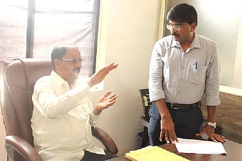 ಚಿತ್ರದುರ್ಗದ ಜಿಲ್ಲಾ ಭೋವಿ ಅಭಿವೃದ್ಧಿ ಕಚೇರಿಯಲ್ಲಿ ಗುರುವಾರ  ನಿಗಮದ ಅಧ್ಯಕ್ಷ ಎಂ. ರಾಮಪ್ಪ ಪ್ರಗತಿ ಪರಿಶೀಲಿಸಿದರು. ಜಿಲ್ಲಾ ವ್ಯವಸ್ಥಾಪಕ ವೈ. ರವಿಕುಮಾರ್ ಇದ್ದರು.