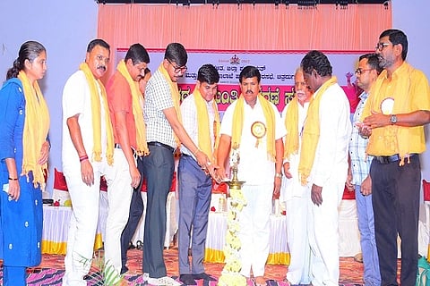 ಚಿತ್ರದುರ್ಗದಲ್ಲಿ ಬುಧವಾರ ಆಯೋಜಿಸಿದ್ದ ಶ್ರೀ ಮಹರ್ಷಿ ಭಗೀರಥ ಜಯಂತ್ಯುತ್ಸವದಲ್ಲಿ ಶಿವಣ್ಣ ಗಂಜಿಕಟ್ಟೆ, ಎಸ್. ನಾಗರಾ ಜ, ಡಾ.ಕೆ.ಜೆ. ಕಾಂತರಾಜ್, ಡಿ.ಎಸ್. ಸುಮಾ, ಡಾ.ಬಿ.ಎಂ. ಗುರುನಾಥ್, ಪಾಪಣ್ಣ, ಗೋವಿಂದರಾಜ್, ಎನ್. ವೀರೇಶ್ ಇತರರು ಇದ್ದರು. 