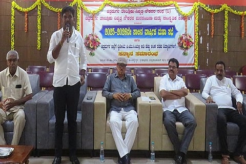 ಚಿತ್ರದುರ್ಗ ತಾಲೂಕು ಸರ್ಕಾರಿ ನಿವೃತ್ತ ನೌಕರರ ಸಂಘದ ವಾರ್ಷಿಕ ಮಹಾಸಭೆ ಹಾಗೂ ಪ್ರತಿಭಾ ಪುರಸ್ಕಾರ ಸಮಾರಂಭದಲ್ಲಿ ರಾಜ್ಯ ಸರ್ಕಾರಿ ನೌಕರರ ಸಂಘದ ಜಿಲ್ಲಾಧ್ಯಕ್ಷ ಮಾಲತೇಶ್ ಮುದ್ದಜ್ಜಿ ಮಾತನಾಡಿದರು. ಜಿ.ಬಿ. ಮಹಾಂತೇಶ್, ಬಿ.ಕೆ. ಹನುಮಂತಪ್ಪ, ಪರಮೇಶ್, ಹಾಲನಾಯ್ಕ, ಲಕ್ಷಿ÷್ಮÃನಾರಾಯಣ, ನಾಗರಾಜ್ ಇತರರು ಇದ್ದರು.