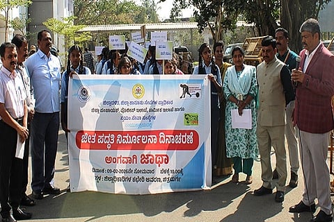 ಜೀತ ಪದ್ಧತಿ ನಿರ್ಮೂಲನೆ ವಿರೋಽ ದಿನಾಚರಣೆ ಅಂಗವಾಗಿ ಚಿತ್ರದುರ್ಗದಲ್ಲಿ ಸೋಮವಾರ ಆಯೋಜಿಸಿದ್ದ ಜಾಗೃತಿ ಜಾಥಾಕ್ಕೆ ಹಿರಿಯ ಸಿವಿಲ್ ನ್ಯಾಯಾಽÃಶ ಎಂ. ವಿಜಯ್ ಚಾಲನೆ ನೀಡಿ ಮಾತನಾಡಿದರು. ಎಡಿಸಿ ಬಿ.ಟಿ. ಕುಮಾರಸ್ವಾಮಿ, ಅನಿಲ ಬಾಲಚಂದ್ರ ಬಗಟಿ, ಶಿದ್ರಾಮ ಮಾರಿಹಾಳ, ಎಂ.ಆರ್. ಮಂಜುನಾಥ್, ಚಿದಾನಂದ ಸ್ವಾಮಿ ಇತರರು ಇದ್ದರು.