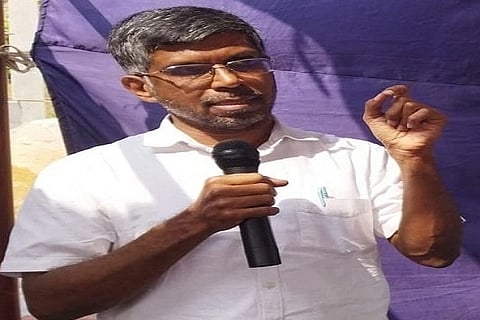 ಚಿತ್ರದುರ್ಗದಲ್ಲಿ ಶನಿವಾರ ಆಯೋಜಿಸಿದ್ದ ಅರಿವಿನ ಚಾವಡಿ ಕಾರ್ಯಕ್ರಮದಲ್ಲಿ ಲೇಖಕ ರಹಮತ್ ತರೀಕೆರೆ. ಡಾ. ದೊಡ್ಡಮಲ್ಲಯ್ಯ, ಡಾ. ಮಮತಾ ಇತರರು ಇದ್ದರು.