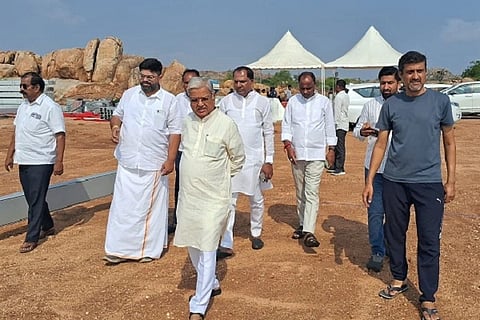 ಚಿತ್ರದುರ್ಗದಲ್ಲಿ ನಡೆಯಲಿರುವ ಬಿಎಸ್‌ವೈ ಅಭಿಮಾನೋತ್ಸವ ಸಿದ್ಧತೆಗಳನ್ನು ಸಂಸದ ಗೋವಿಂದ ಎಂ.ಕಾರಜೋಳ ಗುರುವಾರ ವೀಕ್ಷಿಸಿದರು. ತಮ್ಮೇಶಗೌಡ,ಕೆ.ಟಿ.ಕುಮಾರಸ್ವಾಮಿ, ಎ.ಮುರಳಿ,ರಾಜಣ್ಣ,ಮೀಸೆ ಮಹಾಲಿಂಗಪ್ಪ ಇತರರು ಇದ್ದರು.