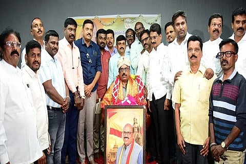 ಜಿಲ್ಲಾ ಪತ್ರಕರ್ತರ ಸಂಘ ಶುಕ್ರವಾರ ಚಿತ್ರದುರ್ಗದಲ್ಲಿ ಏರ್ಪಡಿಸಿದ್ದ ಸಮಾರಂಭದಲ್ಲಿ ವರ್ಗಾವಣೆಯಾಗಿರುವ ಡಿಸಿ ಟಿ.ವೆಂಕಟೇಶ್ ಅವರನ್ನು ಸನ್ಮಾನಿಸಲಾಯಿತು. ಎಡಿಸಿಬಿ.ಟಿ.ಕುಮಾರಸ್ವಾಮಿ,ವಿನಾಯಕ್‌ತೊಡರ್‌ನಾಳ್, ಜುಂಜಣ್ಣ,ರವಿಮಲ್ಲಾಪುರ,ಚAದ್ರು,ದ್ವಾರಕನಾಥ್,ತಿಪ್ಪೇಸ್ವಾಮಿ,ನಾಗರಾಜ್‌ಕಟ್ಟೆ ಮತ್ತಿತರರು ಇದ್ದರು.