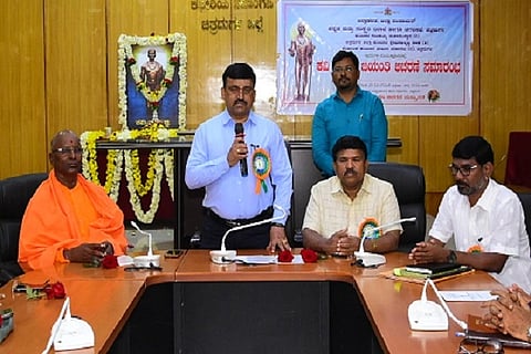  ಚಿತ್ರದುರ್ಗದಲ್ಲಿ ಆಯೋಜಿಸಿದ್ದ ಮಹಾಕವಿ ಸರ್ವಜ್ಞ ಜಯಂತ್ಯುತ್ಸವದಲ್ಲಿ ಎಡಿಸಿ ಬಿ.ಟಿ. ಕುಮಾರಸ್ವಾಮಿ, ಬಿ. ಸುರೇಶ್, ಕುಂಬಾರ ಗುಂಡಯ್ಯ ಸ್ವಾಮೀಜಿ, ಆರ್. ಶಿವಣ್ಣ ಗಂಜಿಗಟ್ಟೆ, ಶಿದ್ರಾಮ ಮಾರಿಹಾಳ, ಎಸ್.ಕೆ. ಮಲ್ಲಿಕಾರ್ಜುನ, ನರಸಿಂಹಮೂರ್ತಿ, ಪಿ. ತಿಪ್ಪೇಸ್ವಾಮಿ, ಎಸ್. ರ‍್ರಿಸ್ವಾಮಿ, ವೈ. ಮÊತ್ಯುಂಜಯ, ಎ. ಸಿದ್ದೇಶ, ಎಸ್. ಬೈಲಮ್ಮ, ಹೇಮಾವತಿ ಇತರರು ಇದ್ದರು.