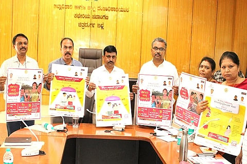  ಚಿತ್ರದುರ್ಗದಲ್ಲಿ ಮಂಗಳವಾರ ಏಡ್ಸ್ ನಿಯಂತ್ರಣ ಮತ್ತು ತಡೆ ಕಾರ್ಯಕ್ರಮದ ಪ್ರಗತಿ ಪರಿಶೀಲನಾ ಸಭೆಯಲ್ಲಿ ಎಡಿಸಿ ಬಿ.ಟಿ. ಕುಮಾರಸ್ವಾಮಿ, ಡಾ.ಸಿ.ಒ. ಸುಧಾ, ಡಾ.ಜಿ.ಪಿ. ರೇಣುಪ್ರಸಾದ್, ಡಾ.ಬಿ.ವಿ. ಗಿರೀಶ್, ಡಾ. ರಾಘವೇಂದ್ರ ಇತರರು ಇದ್ದರು.