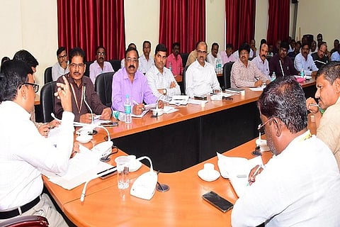 ವಿವಿಧ ವಸತಿ ಶಾಲೆಗಳ ೬ನೇ ತರಗತಿ ದಾಖಲಾತಿ ಪ್ರವೇಶ ಪರೀಕ್ಷೆ ಕುರಿತಂತೆ ಚಿತ್ರದುರ್ಗದಲ್ಲಿ ಏರ್ಪಡಿಸಿದ್ದ ಪೂರ್ವಭಾವಿ ಸಭೆಯಲ್ಲಿ ಎಡಿಸಿ ಬಿ.ಟಿ. ಕುಮಾರಸ್ವಾಮಿ, ಡಾ.ಕೆ.ಜೆ. ಕಾಂತರಾಜ್, ಎಂ.ಆರ್. ಮಂಜುನಾಥ್, ತಿಮ್ಮಯ್ಯ ಇತರ ಅಽಕಾರಿಗಳಿದ್ದರು.