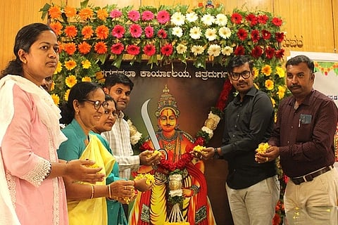  ಚಿತ್ರದುರ್ಗದಲ್ಲಿ ಶನಿವಾರ ಆಯೋಜಿಸಿದ್ದ ಶ್ರೀ ಅಗ್ನಿಬನ್ನಿರಾಯ ಜಯಂತ್ಯುತ್ಸವದಲ್ಲಿ ಶ್ರೀ ಅಗ್ನಿಬನ್ನಿರಾಯರ ಭಾವಚಿತ್ರಕ್ಕೆ ಉಪ ವಿಭಾಗಾಽಕಾರಿ ಡಾ.ಕೆ.ಜೆ. ಕಾಂತರಾಜ್ ಪುಷ್ಪ ನಮನ ಸಲ್ಲಿಸಿದರು. ಬಿ.ಎಂ. ಗೋವಿಂದರಾಜ್, ಎಸ್.ಲಕ್ಷಿ÷್ಮÃ, ಎಂ. ಉಷಾರಾಣಿ ಇತರರು ಇದ್ದರು. -----