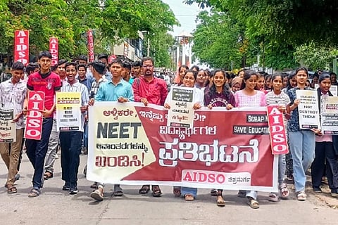 ನೀಟ್ ಪರೀಕ್ಷೆ ಅವಾಂತರದಿAದ ವಿದ್ಯಾರ್ಥಿಗಳ ಸರಣಿ ಆತ್ಮಹತ್ಯೆ ಖಂಡಿಸಿ ಎಐಡಿಎಸ್‌ಒ ನೇತÊತ್ವದಲ್ಲಿ ವಿದ್ಯಾರ್ಥಿಗಳು ಚಿತ್ರದುರ್ಗದಲ್ಲಿ ಶನಿವಾರ ಪ್ರತಿಭಟನೆ ನಡೆಸಿದರು. ಮಹಾಂತೇಶ ಬಿಳೂರ್, ಕೆ. ಈರಣ್ಣ, ಪ್ರಹ್ಲಾದ್ ಇತರರು ಇದ್ದರು.