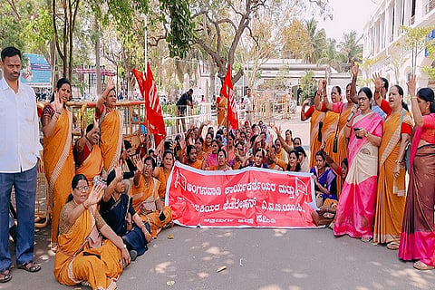 ಬೇಡಿಕೆಗಳ ಈಡೇರಿಕೆಗೆ ಆಗ್ರಹಿಸಿ ಚಿತ್ರದುರ್ಗದಲ್ಲಿ ಶನಿವಾರ ಅಂಗನವಾಡಿ ಕರ‍್ಯಕರ್ತೆಯರು,ಸಹಾಕಿಯರು ಪ್ರತಿಭಟನೆ ನಡೆಸಿದ ರು.ಎಸ್.ಭಾಗ್ಯಮ್ಮ, ಎಂ.ಸಾವಿತ್ರಮ್ಮ,ಖಜಾAಚಿ ಪಿ.ಕೆ.ವಿನೋದಮ್ಮ,ಸತ್ಯಕೀರ್ತಿ, ಎನ್.ರಾಧಮ್ಮ ಇತರರು ಇದ್ದರು.