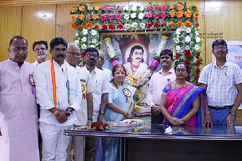  ಚಿತ್ರದುರ್ಗದಲ್ಲಿ ಬುಧವಾರ ಆಯೋಜಿಸಿದ್ದ ನಿಜಶರಣ ಶ್ರೀ ಅಂಬಿಗರ ಚೌಡಯ್ಯ ಜಯಂತ್ಯುತ್ಸವದಲ್ಲಿ ಎಸಿ ಮೆಹಬೂಬ್ ಜಿಲಾಣಿ ಖುರೇಷಿ, ಎಚ್.ಡಿ. ರಂಗಯ್ಯ, ಚಂದ್ರಣ್ಣ, ಗೀತಾ ಭರಮಸಾಗರ, ಗೋವಿಂದರಾಜ್, ಡಾ.ಬಿ.ಎಂ.ಗುರುನಾಥ್ ಇತರರು ಇದ್ದರು.
