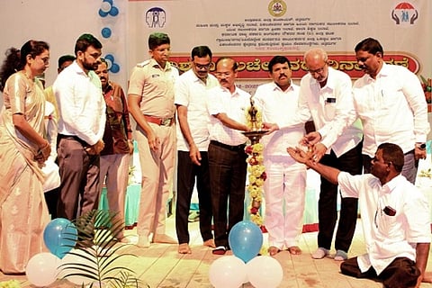  ಚಿತ್ರದುರ್ಗದಲ್ಲಿ ಬುಧವಾರ ಆಯೋಜಿಸಿದ್ದ ವಿಶ್ವ ಅಂಗವಿಕಲರ ದಿನಾಚರಣೆಯನ್ನು ಕುಡಾ ಅಧ್ಯಕ್ಷ ಎಂ.ಕೆ. ತಾಜ್‌ಪೀರ್ ಉದ್ಘಾಟಿಸಿದರು. ಆರ್. ಶಿವಣ್ಣ, ಡಾ. ರಂಗಸ್ವಾಮಿ, ಡಿ.ಎನ್. ಮೈಲಾರಪ್ಪ, ಶ್ರೀನಿವಾಸ್, ಜೆ. ವೈಶಾಲಿ, ಪಿ.ಕೆ. ದಿನಕರ್, ಕೆ.ಎಸ್. ವಿಜಯಕುಮಾರ್, ಮಂಜುನಾಥ್ ಇತರರು ಇದ್ದರು.