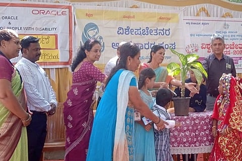  ವಿಶ್ವ ಅಂಗವಿಕಲರ ದಿನಾಚರಣೆ ಪ್ರಯುಕ್ತ ಚಿತ್ರದುರ್ಗದಲ್ಲಿ ಮಂಗಳವಾರ ಆಯೋಜಿಸಿದ್ದ ಕಾರ್ಯಕ್ರಮದಲ್ಲಿ ಬಿಇಒ ಗಿರಿಜಾ, ಎಸ್. ನಾಗಭೂಷಣ್, ವೈಶಾಲಿ, ಎಸ್. ಸಿದ್ದರಾಜು, ಅನ್ನಪೂರ್ಣ, ಸಂಪತ್‌ಕುಮಾರ್ ಇತರರು ಇದ್ದರು.