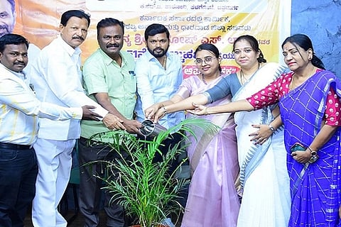  ಚಿತ್ರದುರ್ಗದಲ್ಲಿ ಶುಕ್ರವಾರ ಏರ್ಪಡಿಸಿದ್ದ ಆಪತ್‌ರಕ್ಷಕ ದಿನಾಚರಣೆಯನ್ನು ಡಾ.ಜೆ.ಕರಿಯಪ್ಪ ಮಾಳಿಗೆ ಉದ್ಘಾಟಿಸಿದರು. ಡಾ.ಸೌಮ್ಯಾ ಸಂದೀಪ್, ಮೋಕ್ಷಾ ರುದ್ರಸ್ವಾಮಿ, ಸೌಮ್ಯಾ ಮಂಜುನಾಥಸ್ವಾಮಿ, ಸಿದ್ದರಾಜು, ಡಿ.ರಂಗಸ್ವಾಮಿ, ಅರುಣ್‌ಕುಮಾರ್ ಇದ್ದರು.