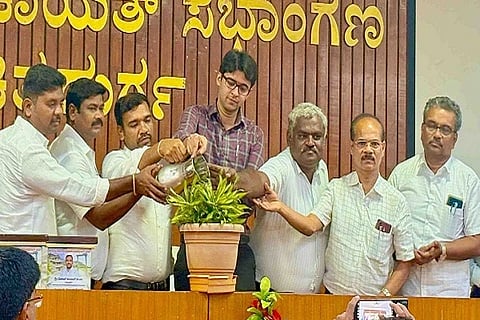  ಚಿತ್ರದುರ್ಗದಲ್ಲಿ ಪಂಚಾಯತ್‌ರಾಜ್ ದಿವಸ ಅಂಗವಾಗಿ ಶುಕ್ರವಾರ ಆಯೋಜಿಸಿದ್ದ ಆರೋಗ್ಯ ತಪಾಸಣೆ ಮತ್ತು ರಕ್ತದಾನ ಶಿಬಿರವನ್ನು ಜಿಪಂ ಸಿಇಒ ಡಾ.ಎಸ್.ಆಕಾಶ್ ಉದ್ಘಾಟಿಸಿದರು. ಬಿ.ಎಂ.ದಿಲೀಪ್‌ಕುಮಾರ್, ಡಾ. ರಂಗಸ್ವಾಮಿ, ಸಿ.ಎಸ್. ಗಾಯತ್ರಿ, ಮಾಲತೇಶ್ ಮುದ್ದಜ್ಜಿ, ಆರ್. ಪಾತಣ್ಣ ಇತರರು ಇದ್ದರು.